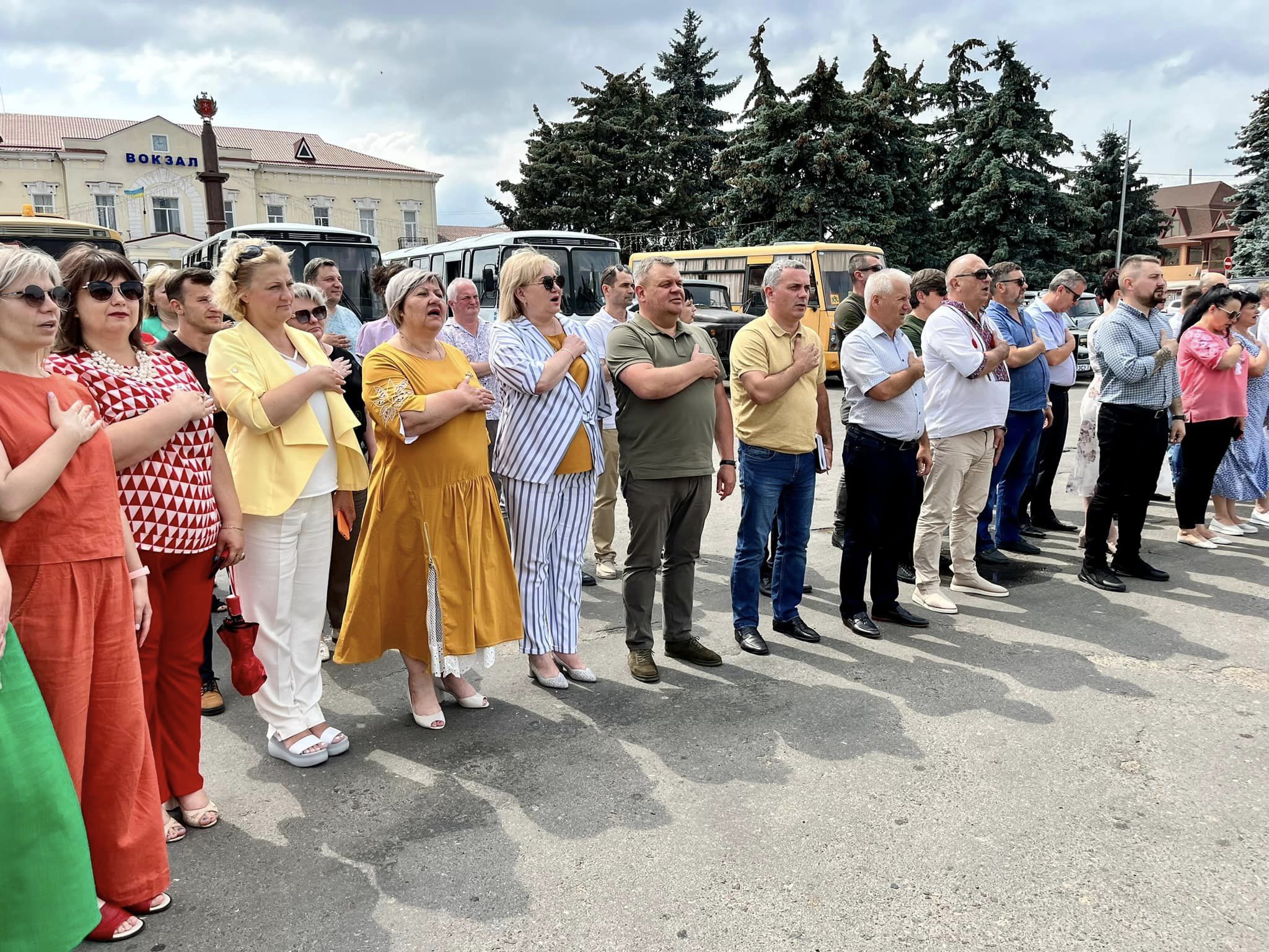 Виконуючий повноваження Подільського міського голови Олег Албанський Разом із громадою під час передачі більше трьох десятків одиниць техніки для наших Захисників